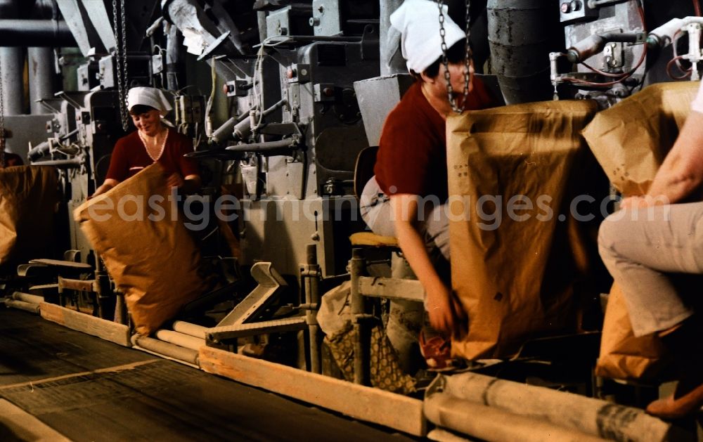 GDR photo archive: Güstrow - Filling plant for pouring sugar into valve bags in the VEB sugar factory Nordkristall Guestrow in Guestrow in the state Mecklenburg-Western Pomerania in the area of the former GDR, German Democratic Republic