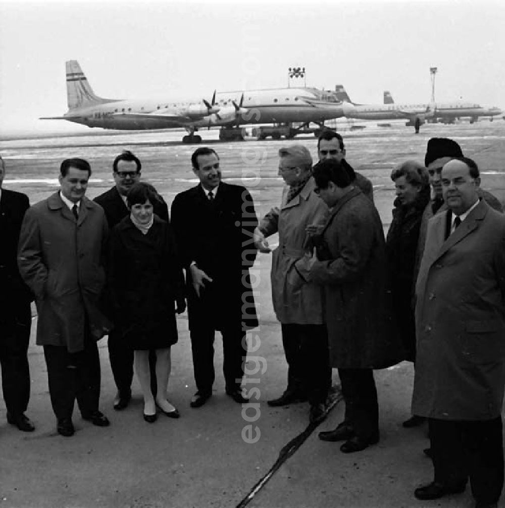 GDR image archive: Berlin - Berlin Februar 1969 Abflug der Delegation des Berliner Magistrats nach Kairo mit Oberbürgermeister Herbert Frechner
