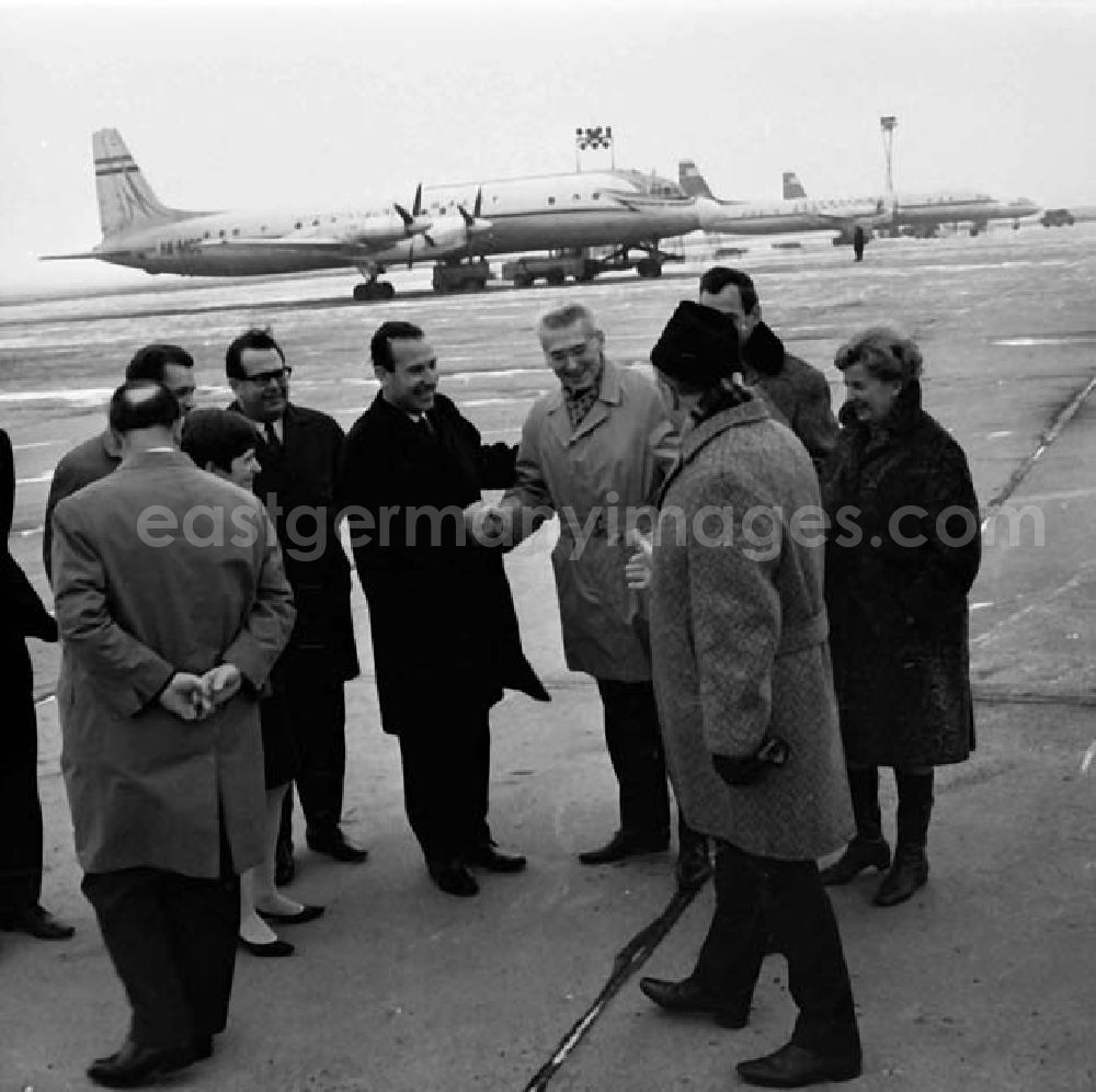 GDR photo archive: Berlin - Berlin Februar 1969 Abflug der Delegation des Berliner Magistrats nach Kairo mit Oberbürgermeister Herbert Frechner