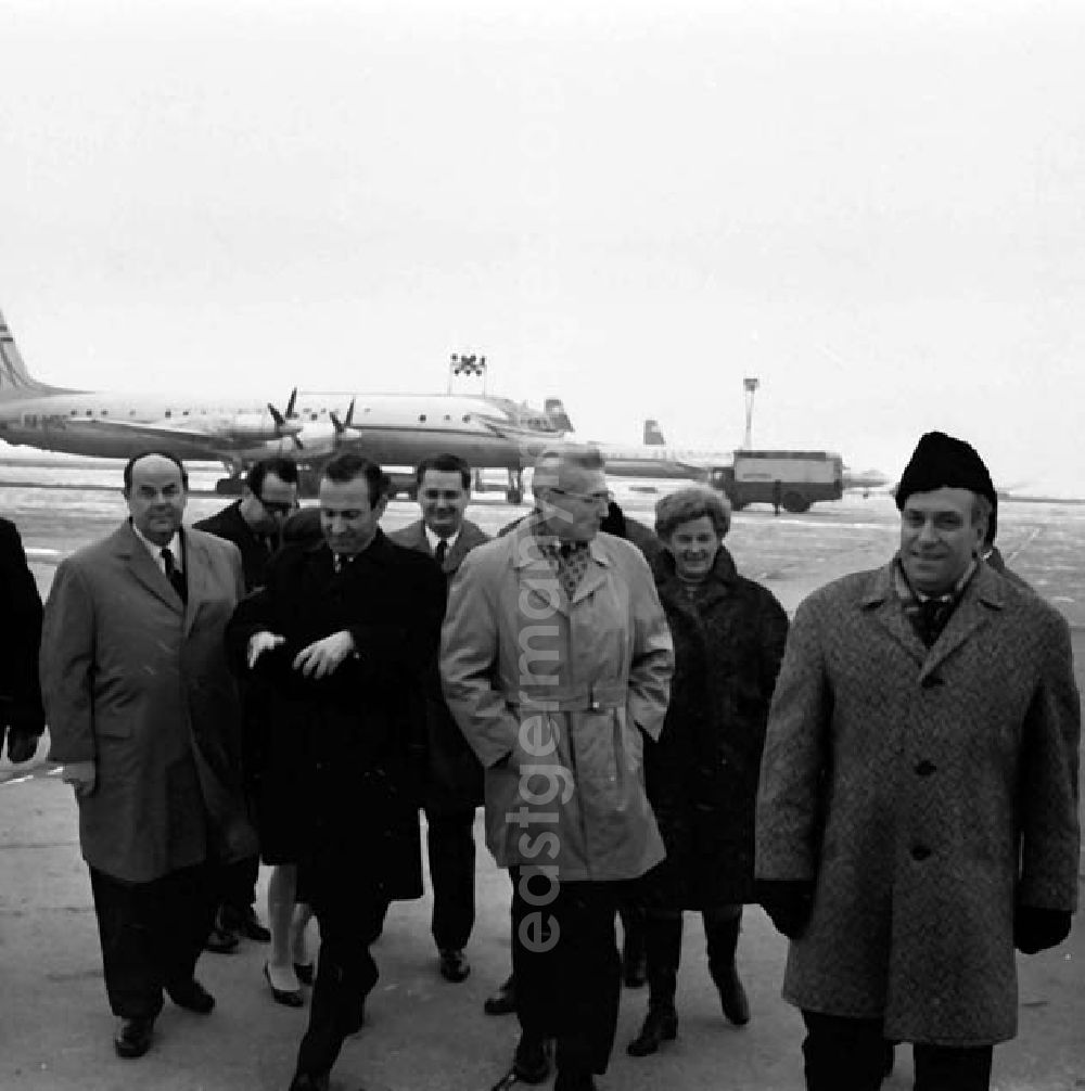 GDR picture archive: Berlin - Berlin Februar 1969 Abflug der Delegation des Berliner Magistrats nach Kairo mit Oberbürgermeister Herbert Frechner