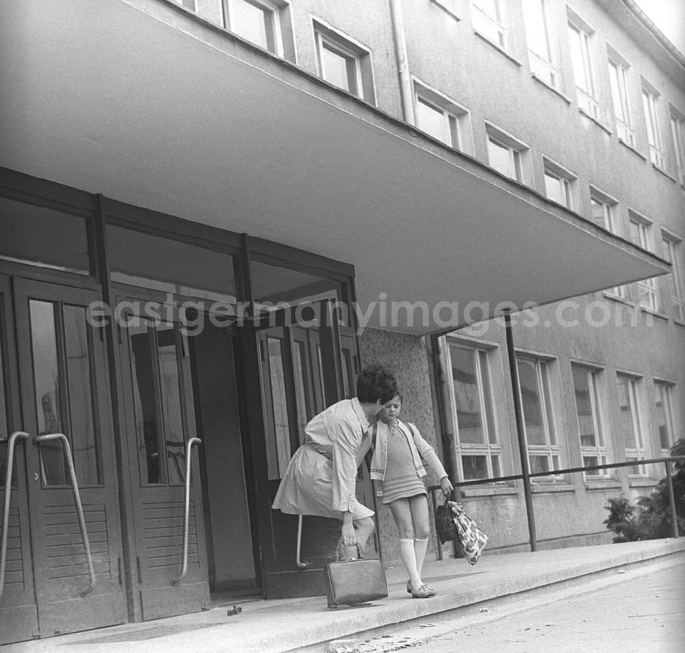 GDR image archive: Berlin - Zwei Tage im Leben einer alleinerziehenden Frau mit zwei Kindern in Ostberlin. Zwischen Privatem, Arbeit und Weiterbildung ( EDV Kurs ). Die Tochter / Mädchen wird von der Schule abgeholt.