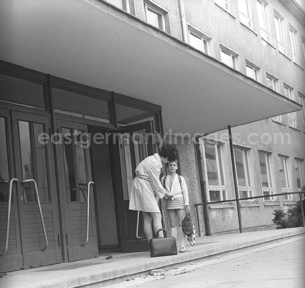 GDR photo archive: Berlin - Zwei Tage im Leben einer alleinerziehenden Frau mit zwei Kindern in Ostberlin. Zwischen Privatem, Arbeit und Weiterbildung ( EDV Kurs ). Die Tochter / Mädchen wird von der Schule abgeholt.