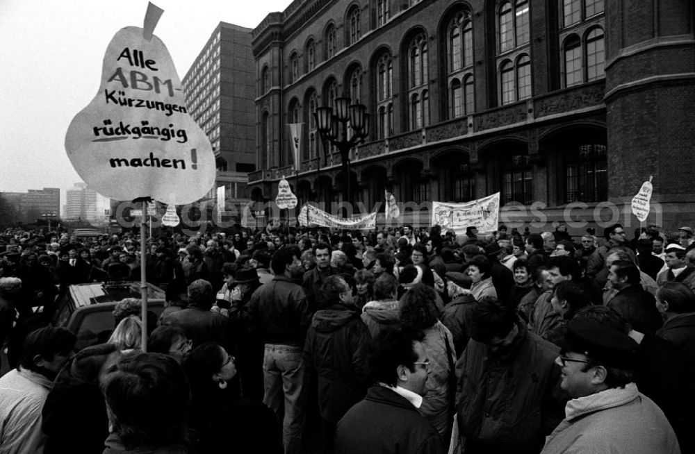 GDR photo archive: Berlin-Mitte - ABM-Kundgebung vor Rotem Rathaus
