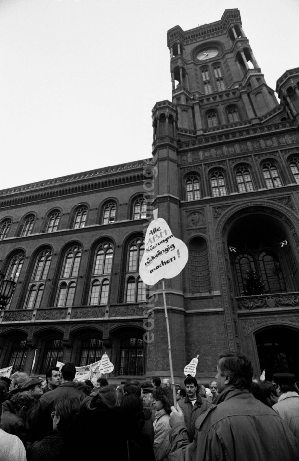 GDR picture archive: Berlin-Mitte - ABM-Kundgebung vor Rotem Rathaus