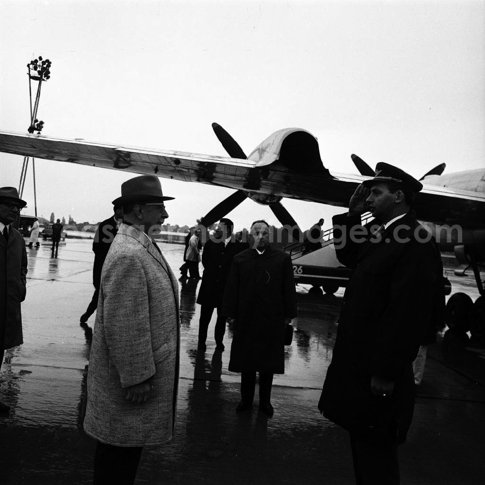 GDR picture archive: Berlin - Abreise W. Ulbrichts nach Moskau (