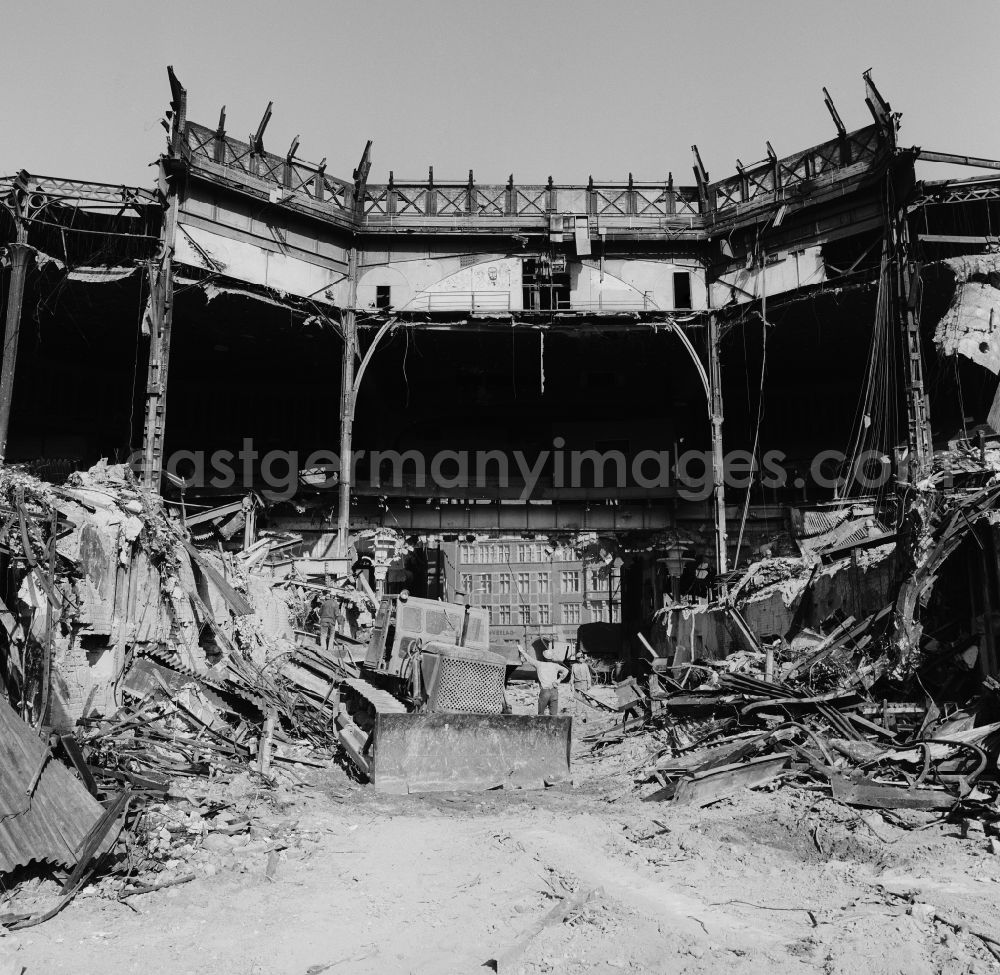 GDR photo archive: Berlin - Demolition of the old Friedrichstadt - Palace in Berlin, the former capital of the GDR, German Democratic Republic