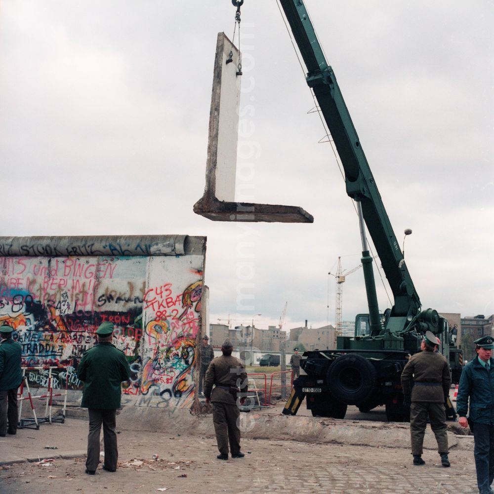 GDR photo archive: Berlin Mitte - Demolition and dismantling of the Berlin Wall in Berlin Mitte