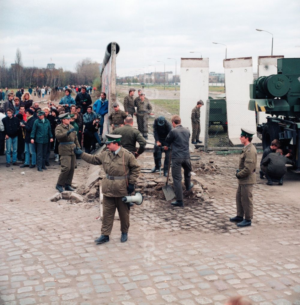 GDR picture archive: Berlin Mitte - Demolition and dismantling of the Berlin Wall in Berlin Mitte