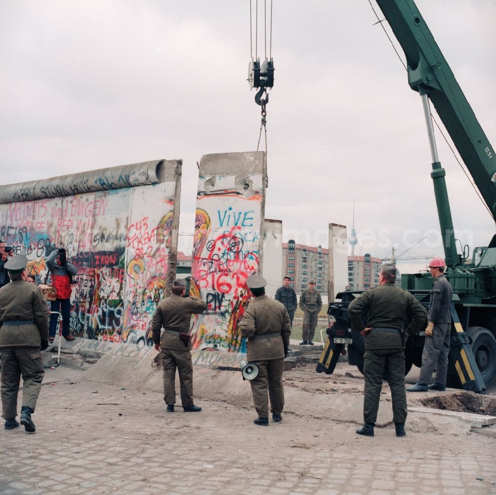 Berlin Mitte: Demolition and dismantling of the Berlin Wall in Berlin Mitte