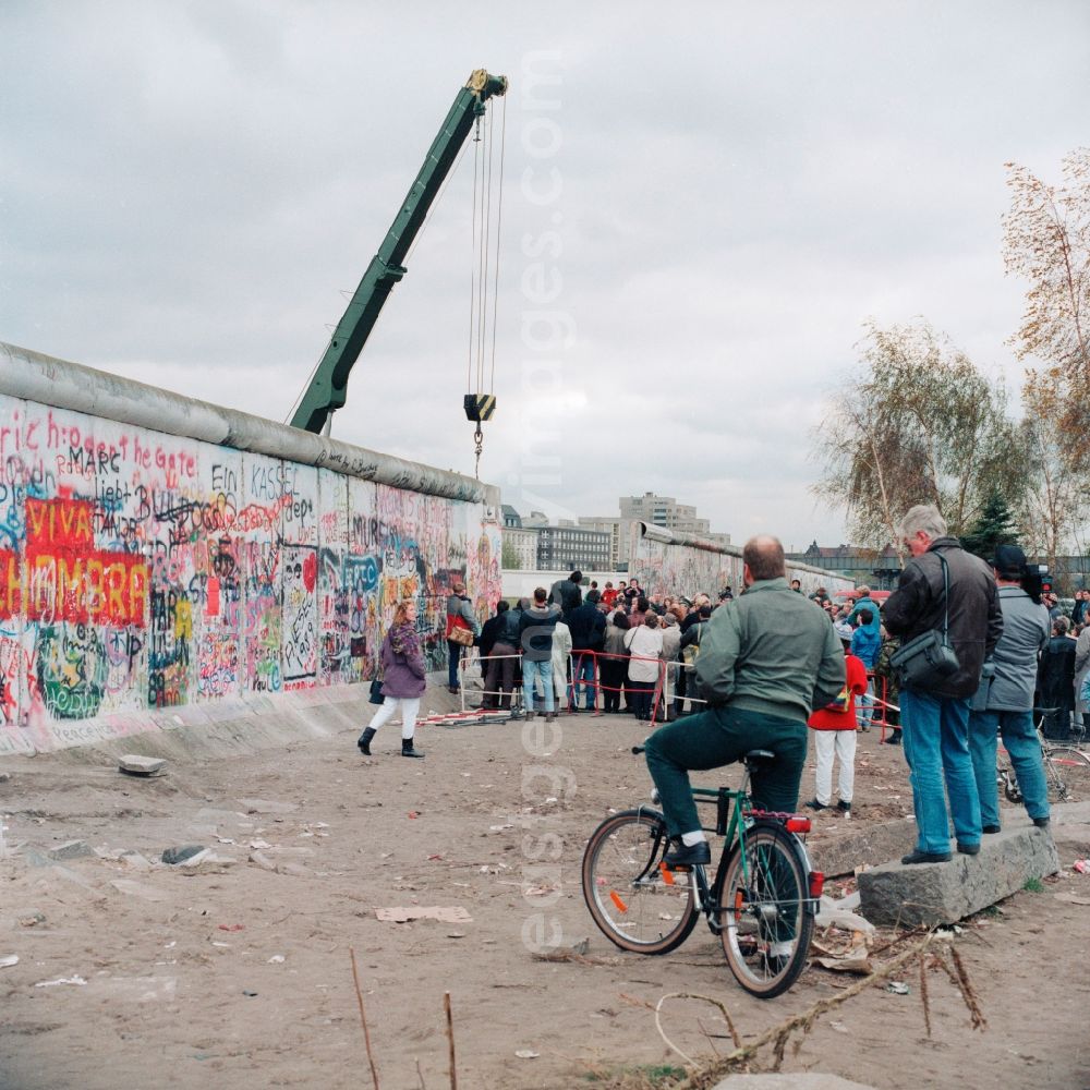 GDR photo archive: Berlin Mitte - Demolition and dismantling of the Berlin Wall in Berlin Mitte