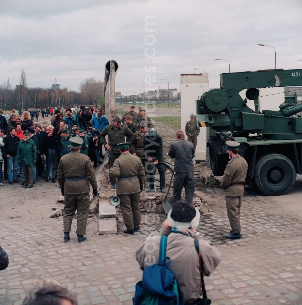 GDR image archive: Berlin Mitte - Demolition and dismantling of the Berlin Wall in Berlin Mitte
