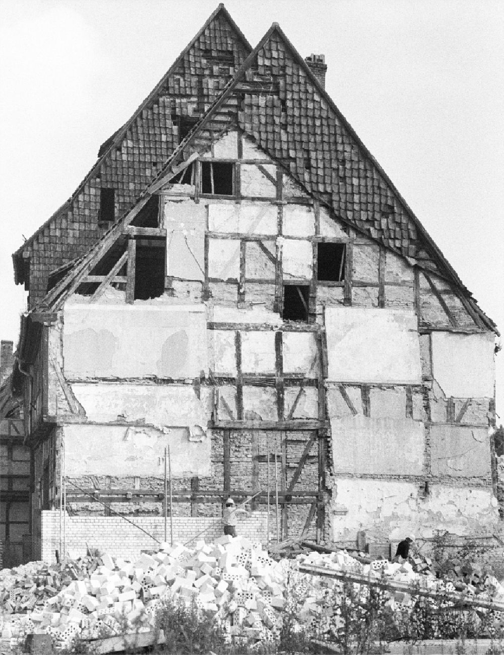 GDR image archive: Halberstadt - Rubble and ruins Rest of the facade and roof structure of the half-timbered house an der Groeperstrasse in Halberstadt in the state Saxony-Anhalt on the territory of the former GDR, German Democratic Republic