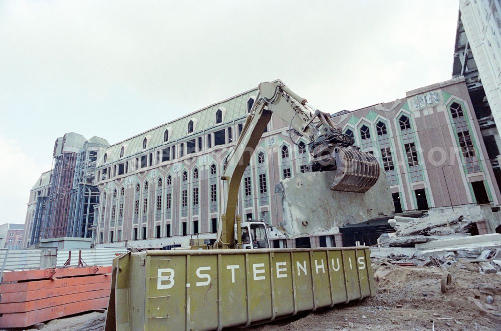 GDR image archive: Berlin - Demolition of the Friedrichstadtpassagen in Berlin-Mitte