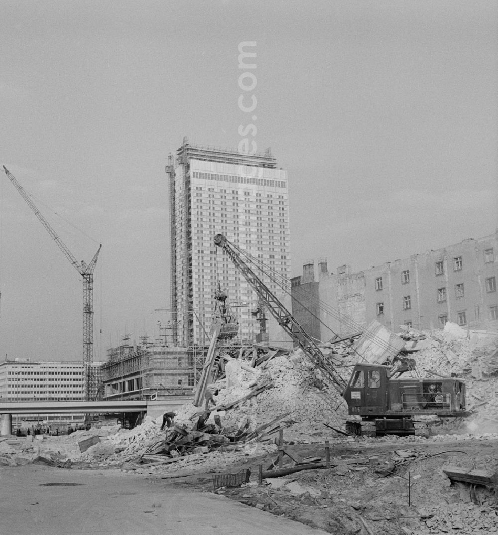 GDR image archive: Berlin - Mitte - Extensive demolition of buildings at the Kaiser-Wilhelm-Straße today Karl-Liebknecht-Straße in Berlin - Mitte. In the background the newly built Hotel Stadt Berlin