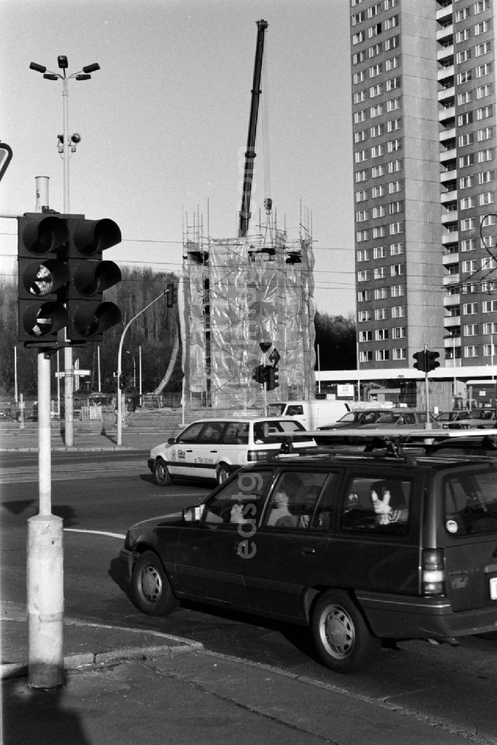GDR photo archive: Berlin - Last demolition works on the Lenin monument on the Leninplatz (today Platz der Vereinten Nationen) in Berlin - Friedrichshain, the former capital of the GDR, German Democratic Republic