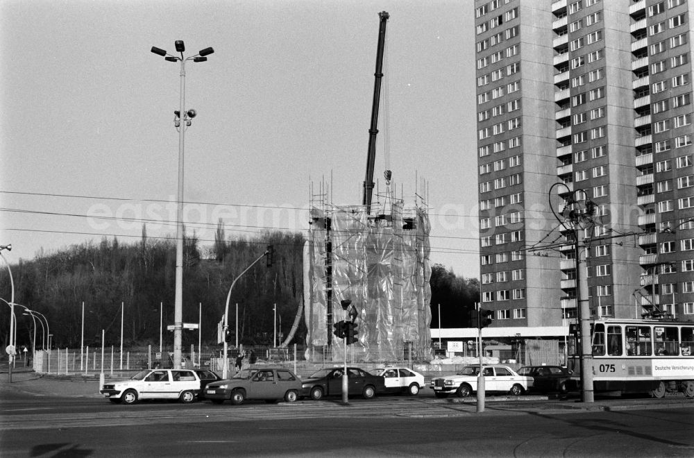 GDR picture archive: Berlin - Last demolition works on the Lenin monument on the Leninplatz (today Platz der Vereinten Nationen) in Berlin - Friedrichshain, the former capital of the GDR, German Democratic Republic