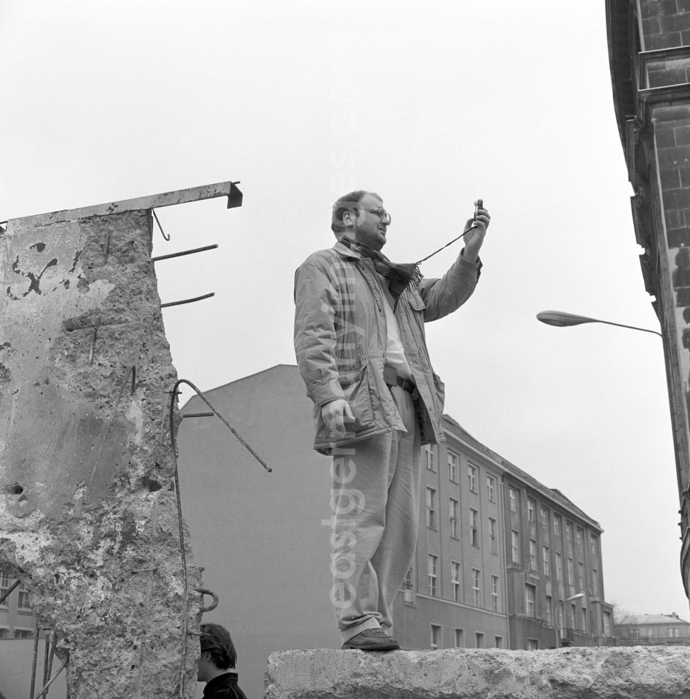 GDR image archive: Berlin - Demolition of the Berlin Wall. In July 199