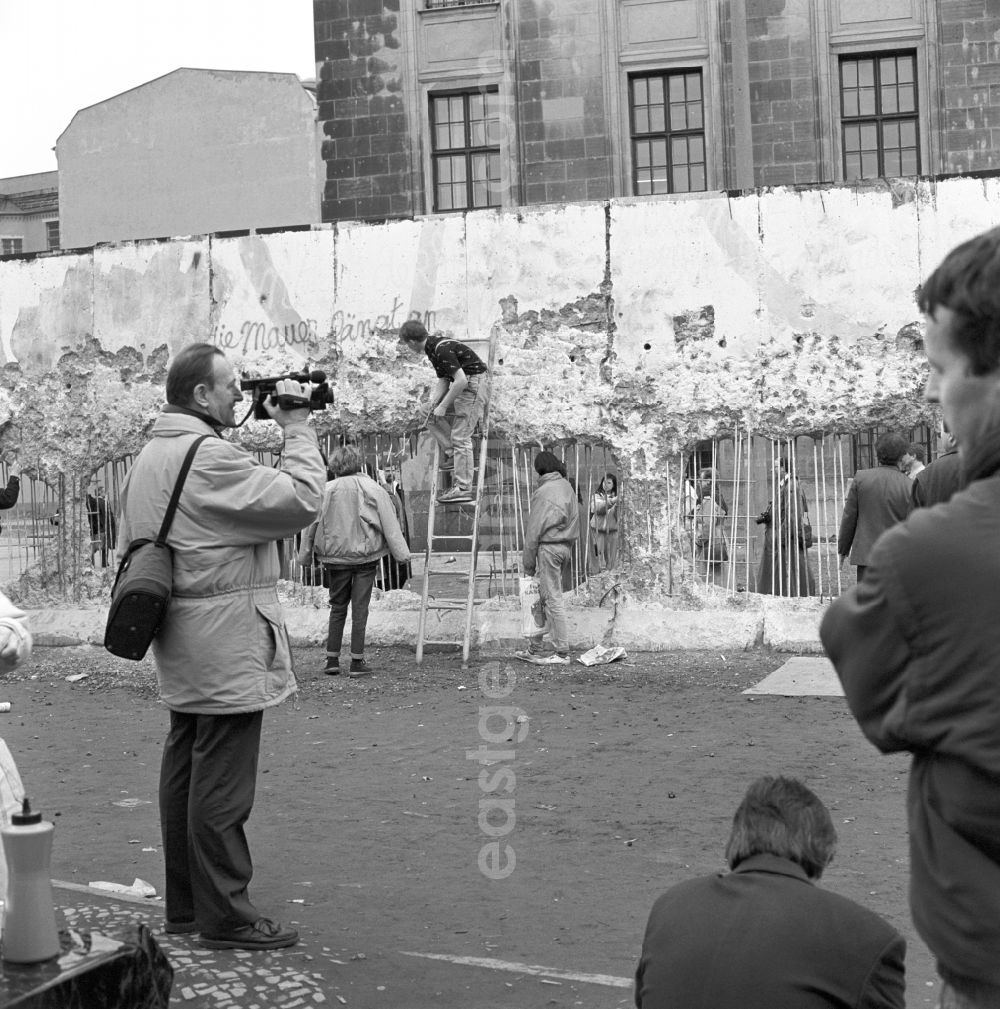 GDR photo archive: Berlin - Demolition of the Berlin Wall. In July 199