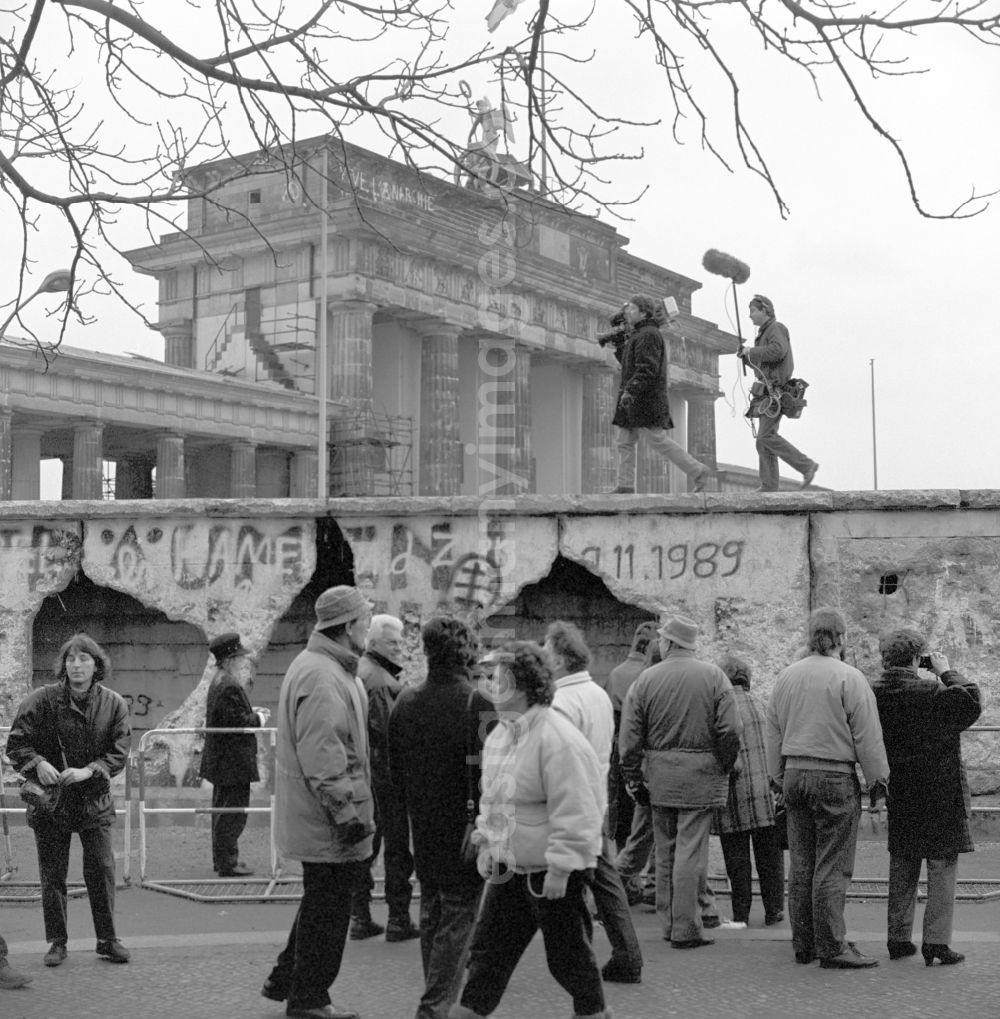 GDR picture archive: Berlin - Demolition of the Berlin Wall. In July 199
