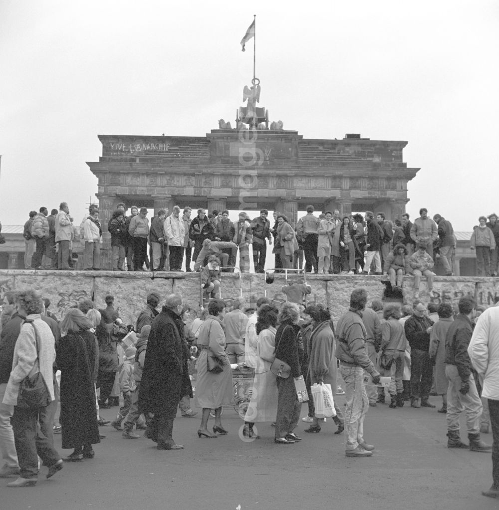 GDR image archive: Berlin - Demolition of the Berlin Wall. In July 199