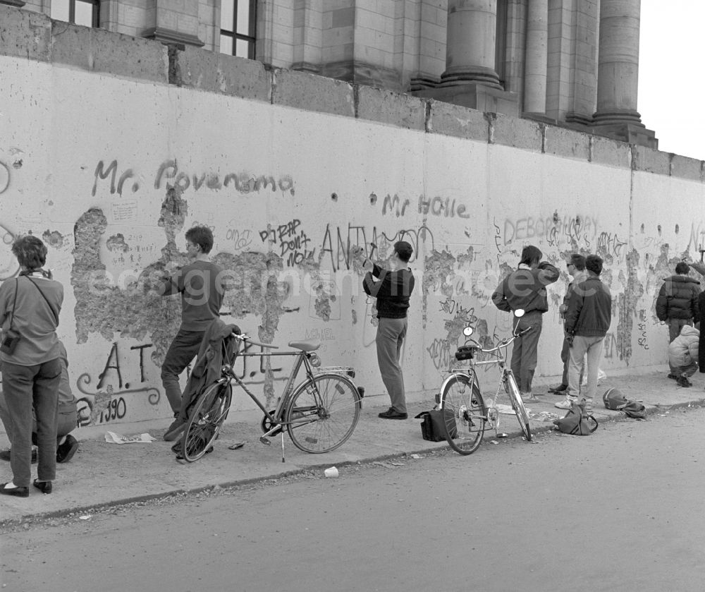 GDR photo archive: Berlin - Demolition of the Wall - Wall woodpeckers at work in Berlin