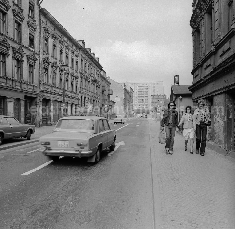 GDR picture archive: Berlin - Lichtenberg - Demolition and new construction on the B1 Old - Friedrichsfelde in Berlin - Lichtenberg