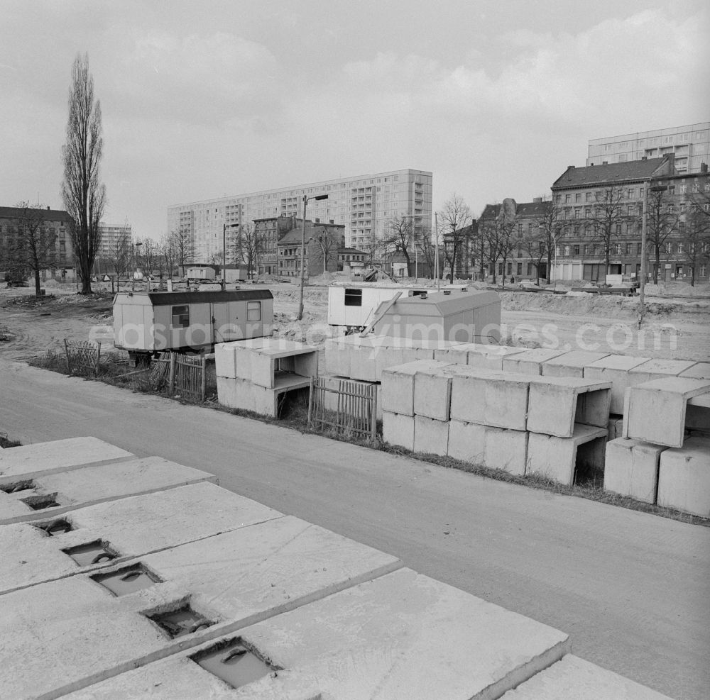 GDR image archive: Berlin - Lichtenberg - Demolition and new construction on the B1 Old - Friedrichsfelde in Berlin - Lichtenberg