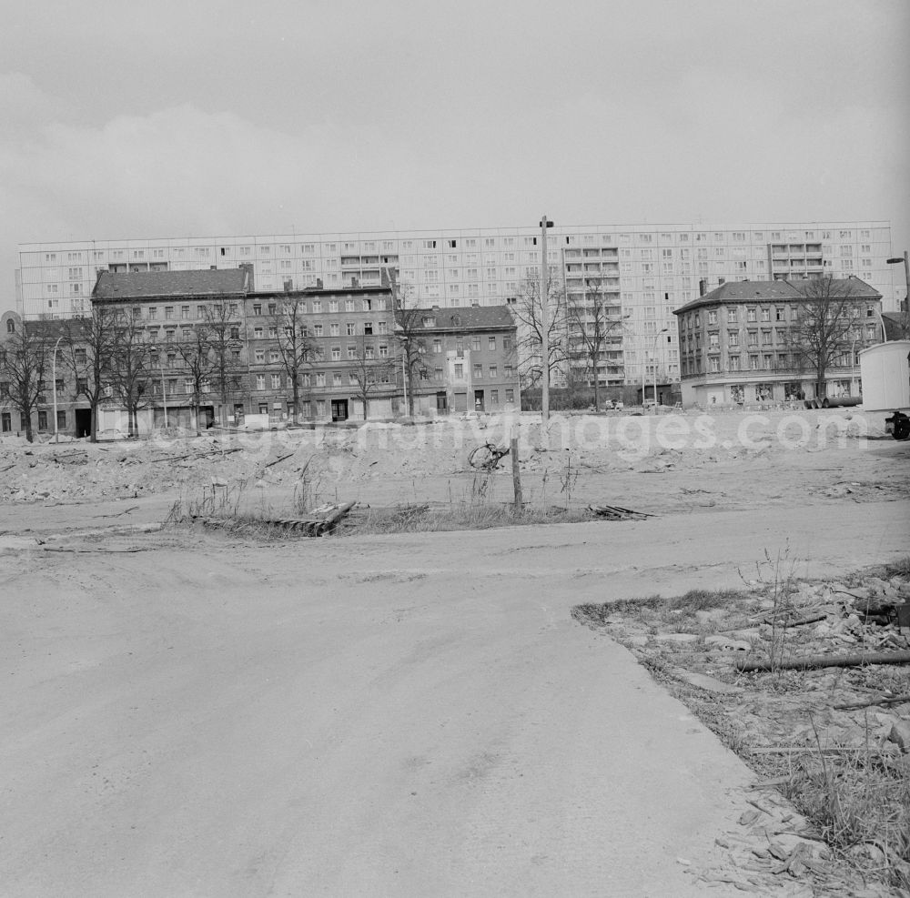 GDR photo archive: Berlin - Lichtenberg - Demolition and new construction on the B1 Old - Friedrichsfelde in Berlin - Lichtenberg