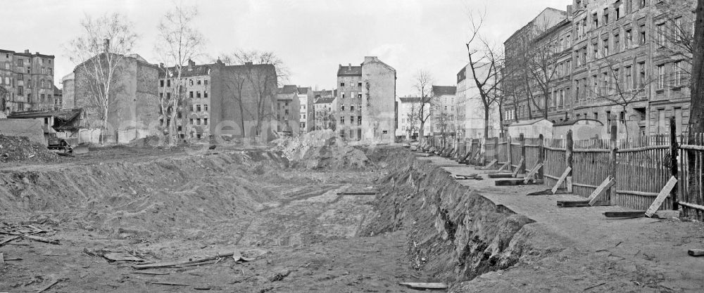 Berlin: Empty area of the demolition wasteland for the creation of new housing on Kinzingstrasse at the corner of Scharnweberstrasse in the Friedrichshain district of Berlin East Berlin in the area of the former GDR, German Democratic Republic