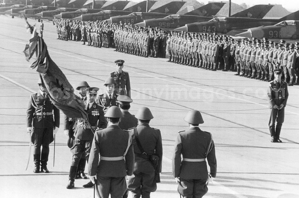 Jänschwalde: Media-effective passage of the honorary formation of the flag command of troops from the fighter squadron Wilhelm Pieck of the air force at the pre-launch line of the stationed MiG-21 PFM weapon system as part of a disarmament action at the Drewitz airfield of the National People's Army NVA office in Jaenschwalde in the state of Brandenburg on the territory of the former GDR, German Democratic Republic