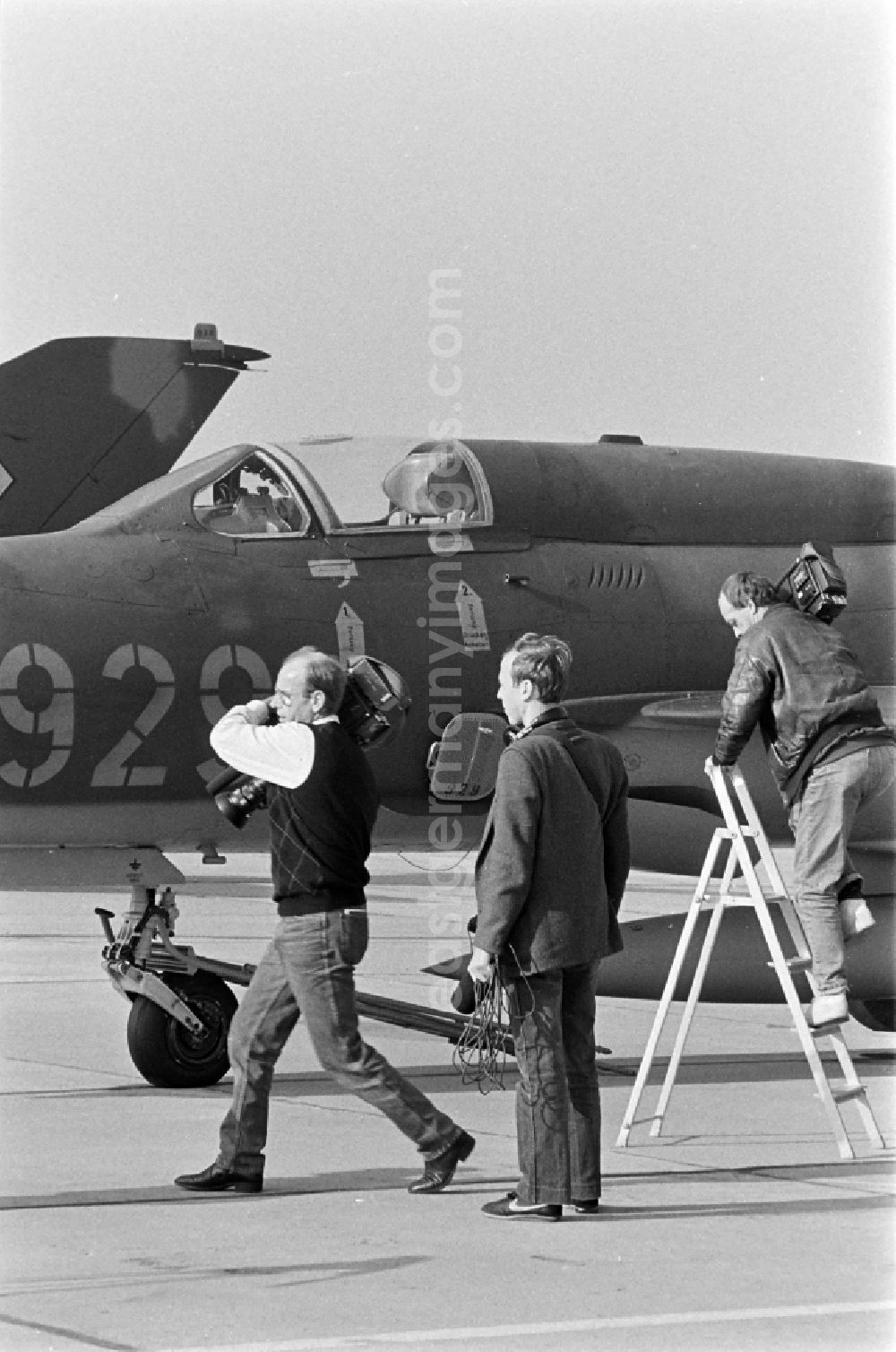 GDR photo archive: Jänschwalde - Media-effective presentation of flight technology and equipment of the MiG-21 PFM weapon system as part of a disarmament campaign at the Drewitz airfield of the fighter pilot squadron Wilhelm Pieck of the air force of the National People's Army NVA office in Jaenschwalde in the state of Brandenburg on the territory of the former GDR, German Democratic Republic