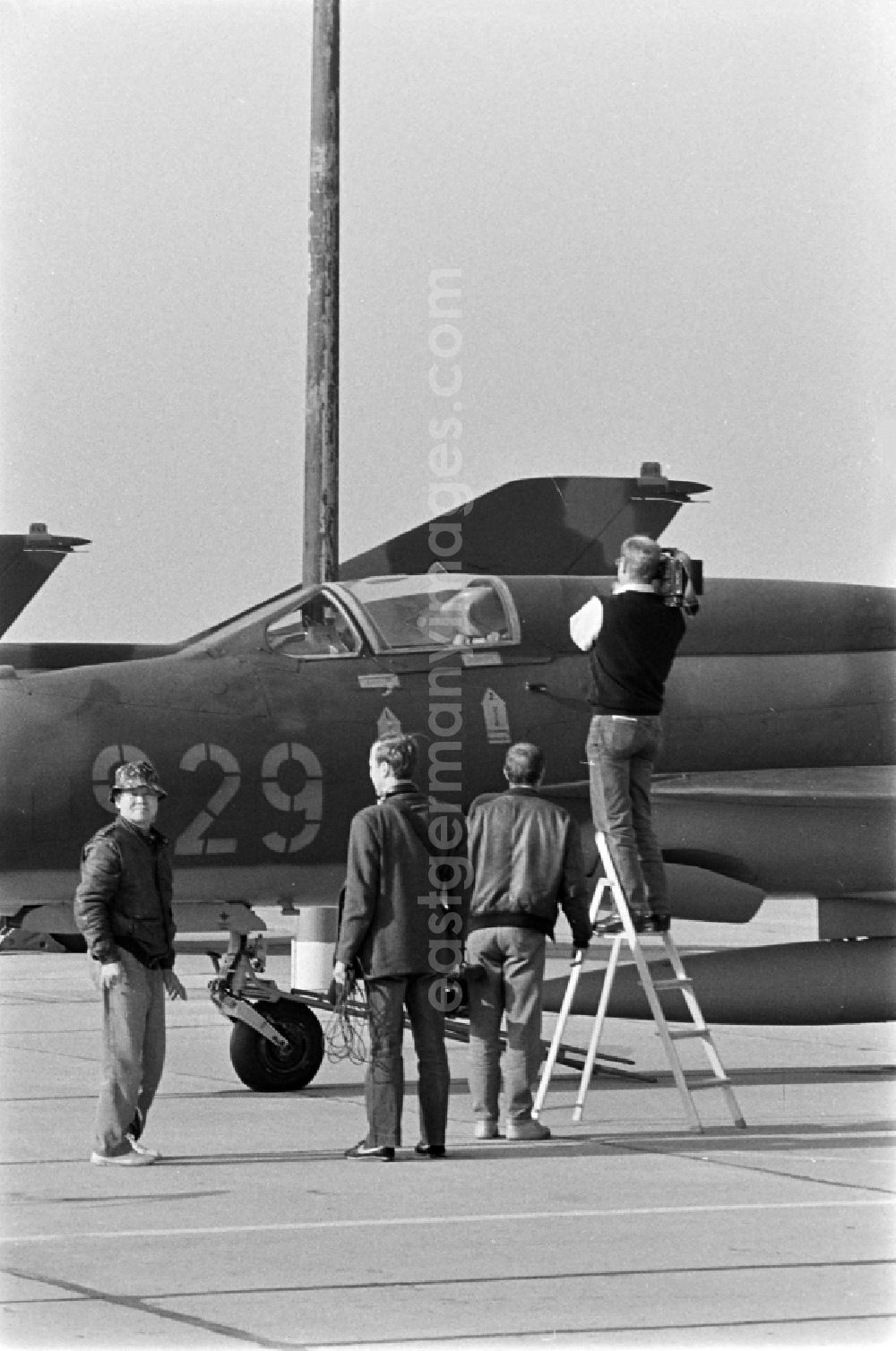 GDR picture archive: Jänschwalde - Media-effective presentation of flight technology and equipment of the MiG-21 PFM weapon system as part of a disarmament campaign at the Drewitz airfield of the fighter pilot squadron Wilhelm Pieck of the air force of the National People's Army NVA office in Jaenschwalde in the state of Brandenburg on the territory of the former GDR, German Democratic Republic
