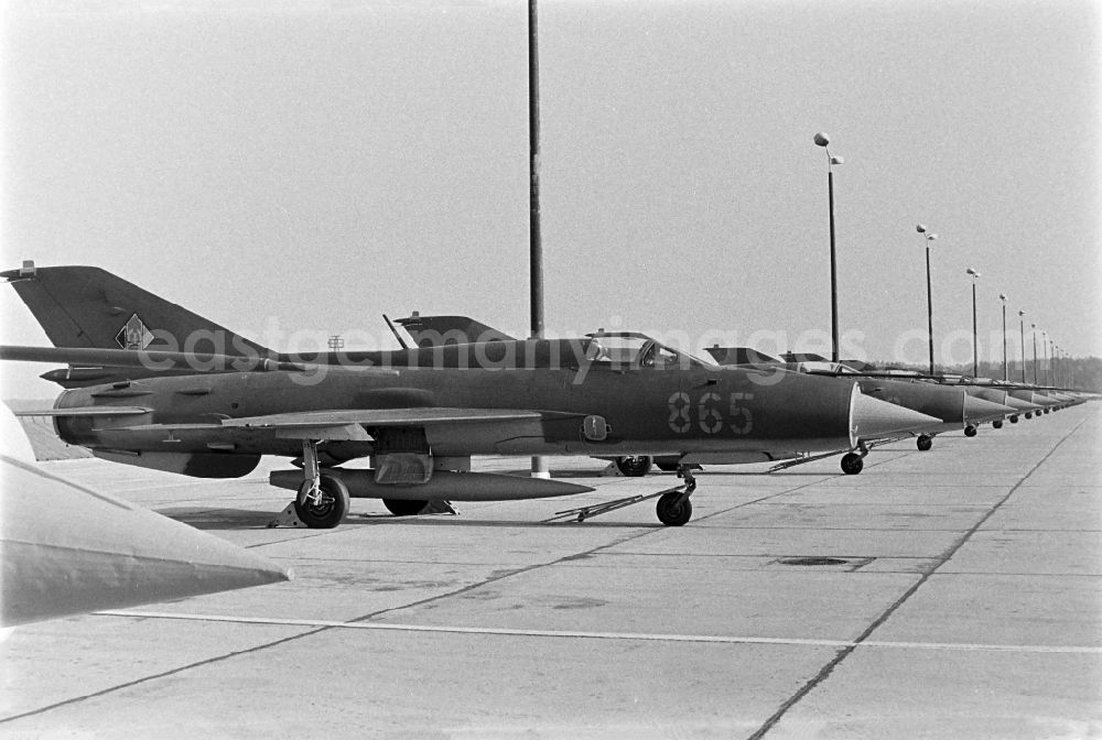 Jänschwalde: Media-effective presentation of flight technology and equipment of the MiG-21 PFM weapon system as part of a disarmament campaign at the Drewitz airfield of the fighter pilot squadron Wilhelm Pieck of the air force of the National People's Army NVA office in Jaenschwalde in the state of Brandenburg on the territory of the former GDR, German Democratic Republic