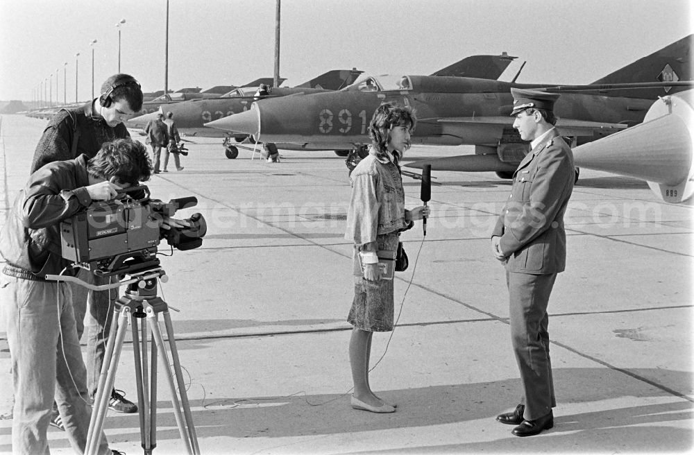 GDR image archive: Jänschwalde - Media-effective presentation of flight technology and equipment of the MiG-21 PFM weapon system as part of a disarmament campaign at the Drewitz airfield of the fighter pilot squadron Wilhelm Pieck of the air force of the National People's Army NVA office in Jaenschwalde in the state of Brandenburg on the territory of the former GDR, German Democratic Republic
