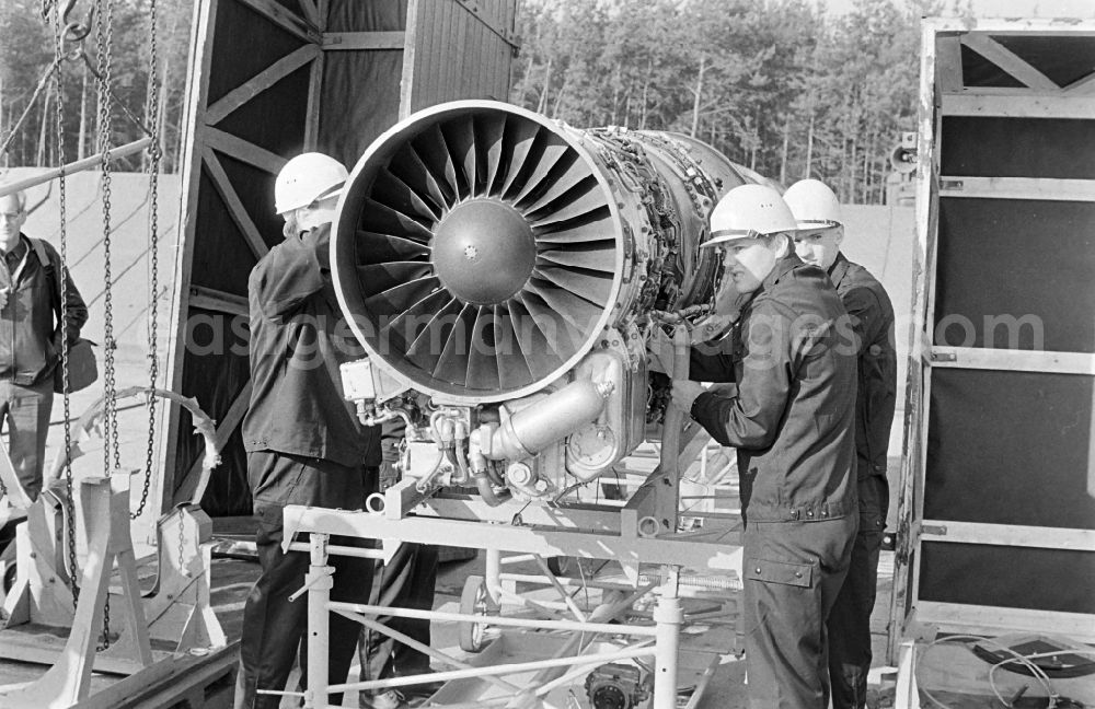 GDR image archive: Jänschwalde - Destruction, dismantling of flight technology and equipment of the MiG-21 PFM weapon system as part of a disarmament action at the Drewitz airfield of the fighter pilot squadron Wilhelm Pieck of the air force of the National People's Army NVA office in Jaenschwalde in the state of Brandenburg on the territory of the former GDR, German Democratic Republic