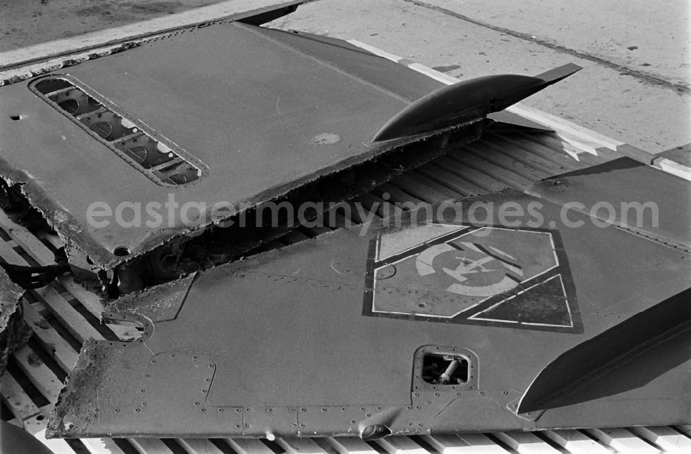 GDR image archive: Jänschwalde - Destruction, dismantling of flight technology and equipment of the MiG-21 PFM weapon system as part of a disarmament action at the Drewitz airfield of the fighter pilot squadron Wilhelm Pieck of the air force of the National People's Army NVA office in Jaenschwalde in the state of Brandenburg on the territory of the former GDR, German Democratic Republic