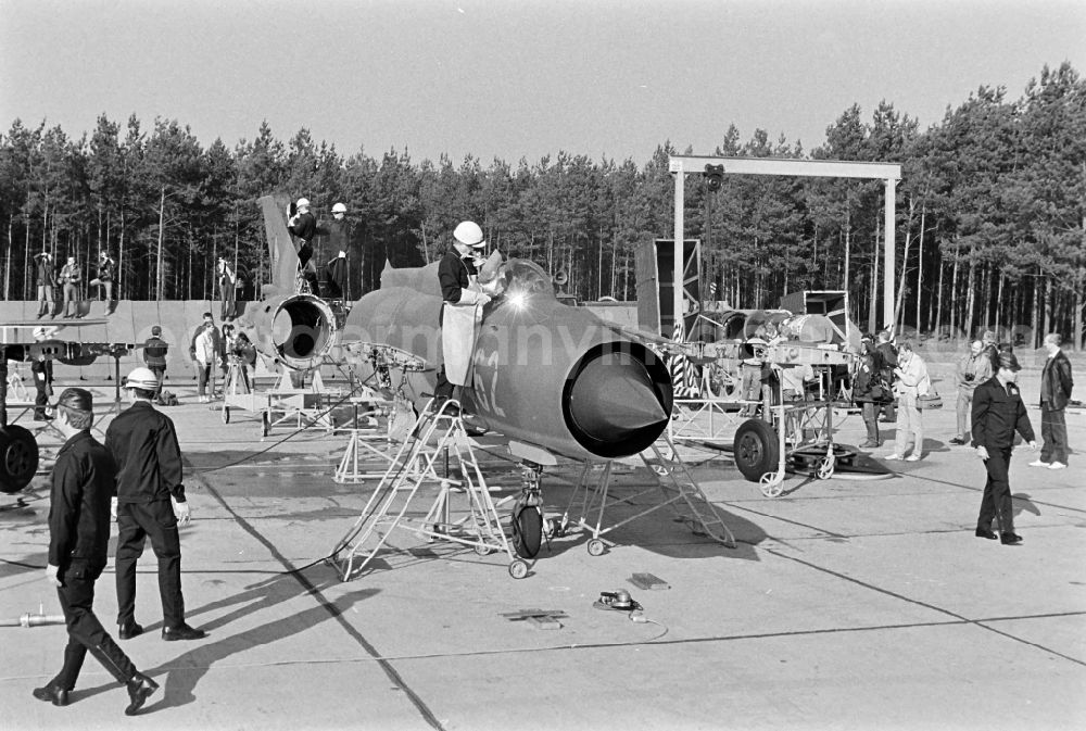 Jänschwalde: Destruction, dismantling of flight technology and equipment of the MiG-21 PFM weapon system as part of a disarmament action at the Drewitz airfield of the fighter pilot squadron Wilhelm Pieck of the air force of the National People's Army NVA office in Jaenschwalde in the state of Brandenburg on the territory of the former GDR, German Democratic Republic