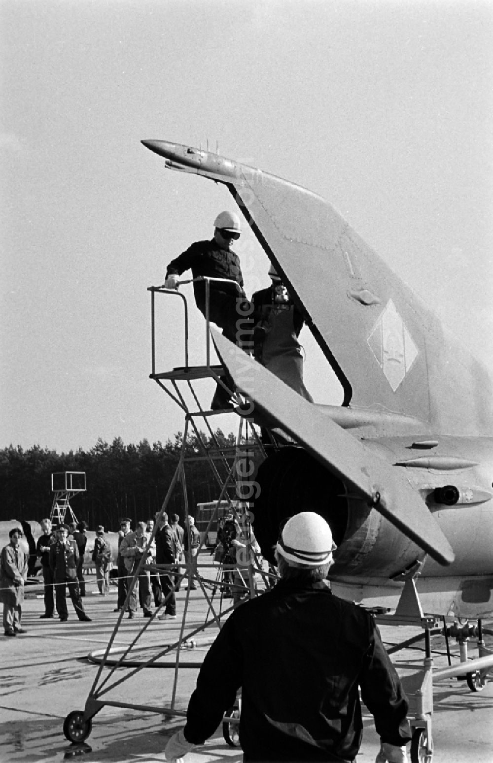 GDR picture archive: Jänschwalde - Destruction, dismantling of flight technology and equipment of the MiG-21 PFM weapon system as part of a disarmament action at the Drewitz airfield of the fighter pilot squadron Wilhelm Pieck of the air force of the National People's Army NVA office in Jaenschwalde in the state of Brandenburg on the territory of the former GDR, German Democratic Republic
