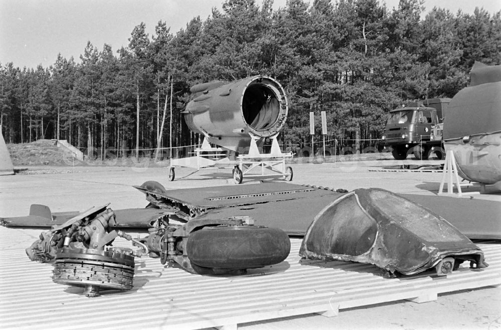 Jänschwalde: Destruction, dismantling of flight technology and equipment of the MiG-21 PFM weapon system as part of a disarmament action at the Drewitz airfield of the fighter pilot squadron Wilhelm Pieck of the air force of the National People's Army NVA office in Jaenschwalde in the state of Brandenburg on the territory of the former GDR, German Democratic Republic
