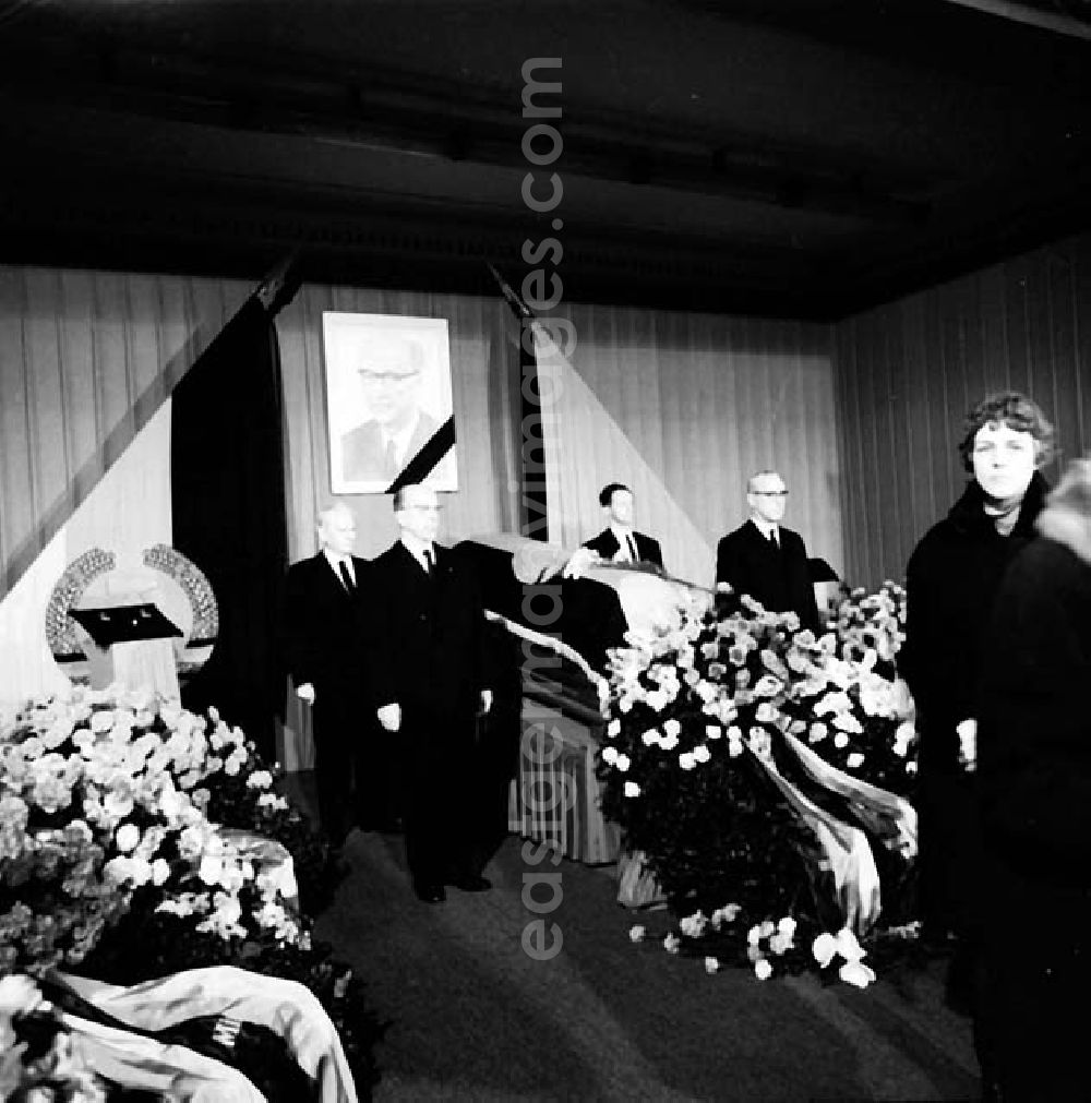GDR photo archive: Berlin - Abschied von Prof. Dr. Johannes Dieckmann im Hause der Volkskammer der DDR. Er war Präsident der Volkskammer der DDR und stellvertretender Vorsitzender des Staatsrates der DDR.