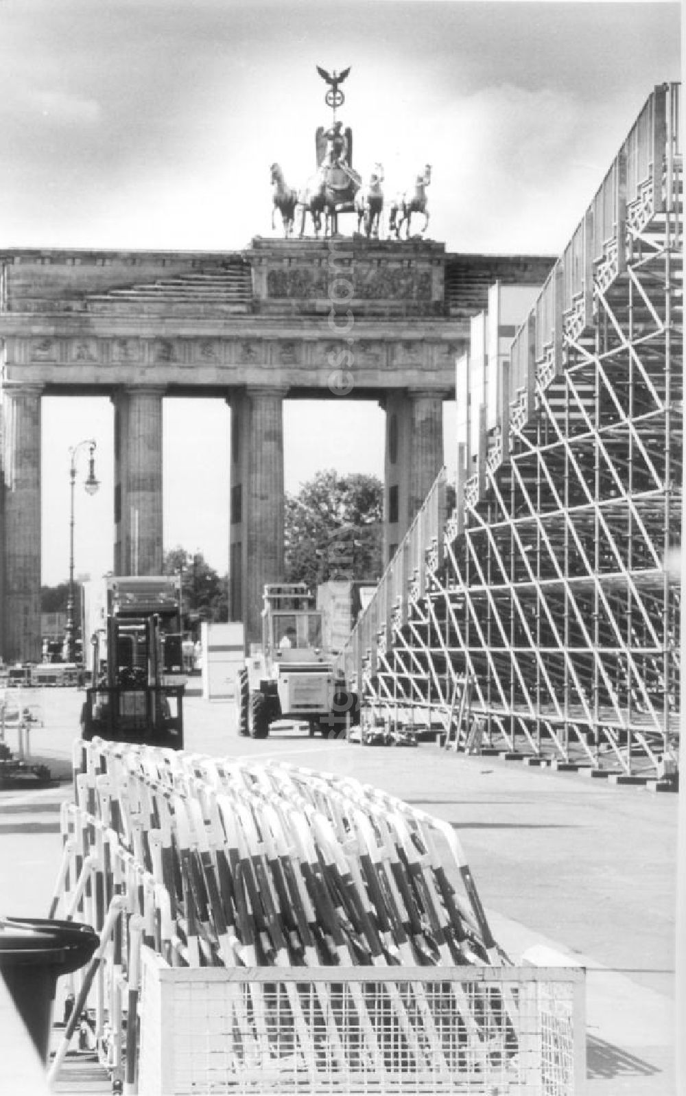 GDR photo archive: Berlin - Absperrung am Brandenburger Tor. Vorbereitung für die feierliche Verabschiedung der West-Alliierten nach der Wiedervereinigung.