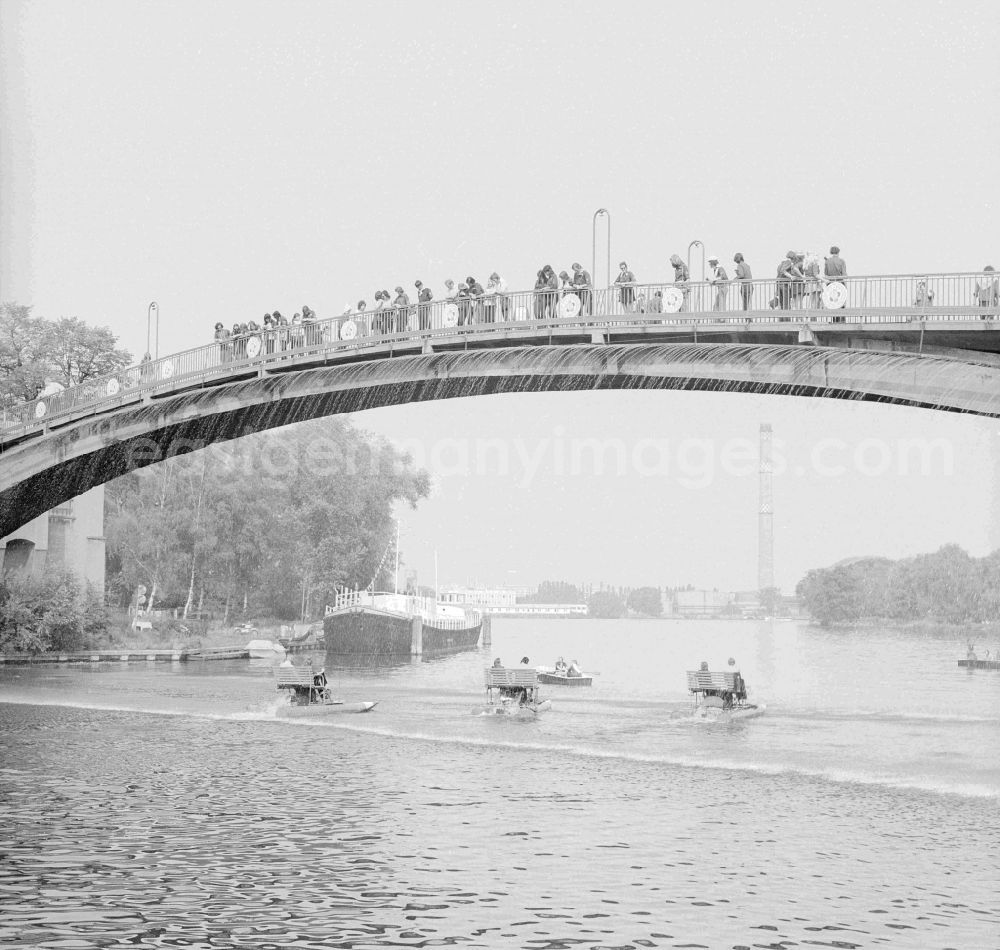 GDR image archive: Berlin - The abbey bridge - footbridge over the Spree to the island of the youth in Berlin, the former capital of the GDR, German democratic republic. The bridge is an concrete-girder bridge and stands under conservation of monuments and historic buildings