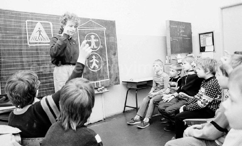 GDR picture archive: Berlin - AG Verkehrserziehung in der Karl-Liebknecht-Oberschule.
