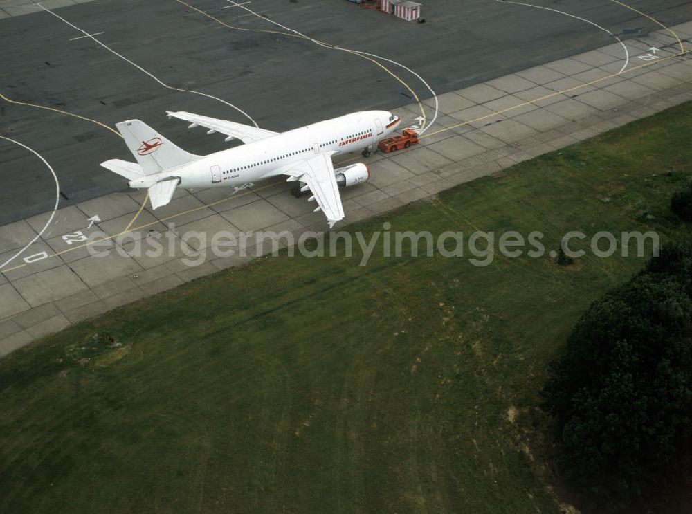 Schönefeld: Ein Großraumflugzeug / Passagierflugzeug vom Typ Airbus A31