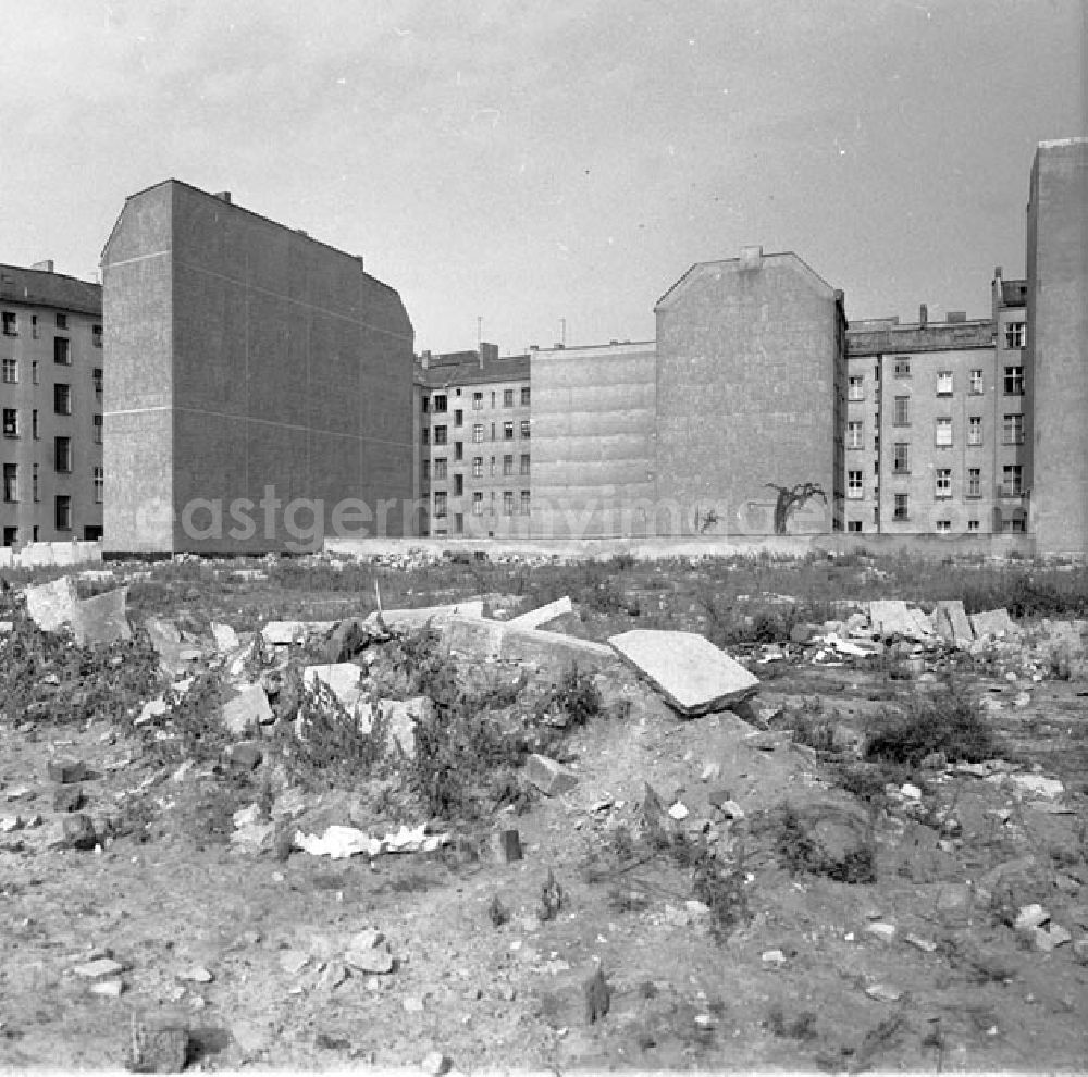 GDR picture archive: Berlin - September 1969 Baustelle-Alex, Trümmerfrauen und Marie Beyer in Stadtmitte unterwegs.