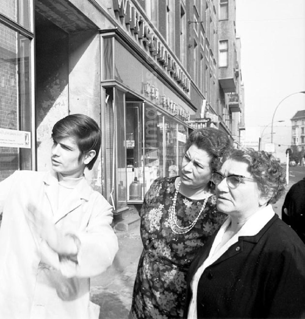 GDR photo archive: Berlin - September 1969 Baustelle-Alex, Trümmerfrauen und Marie Beyer in Stadtmitte unterwegs.