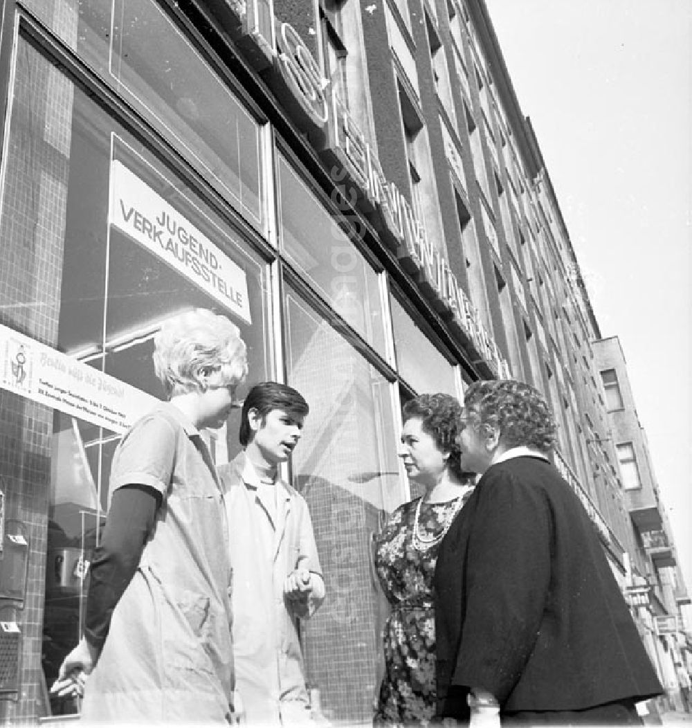 Berlin: September 1969 Baustelle-Alex, Trümmerfrauen und Marie Beyer in Stadtmitte unterwegs.