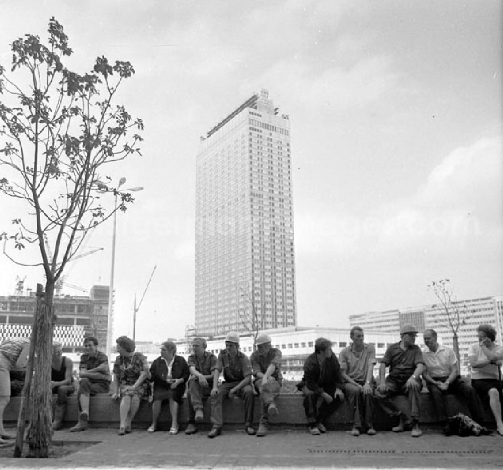 GDR image archive: Berlin - September 1969 Baustelle-Alex, Trümmerfrauen und Marie Beyer in Stadtmitte unterwegs.