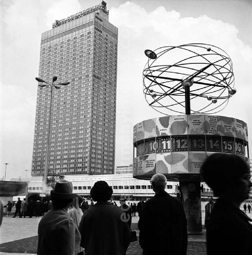 GDR image archive: Berlin - Blick auf den Alexanderplatz von der Urania-Weltzeituhr im Süden des Platzes.