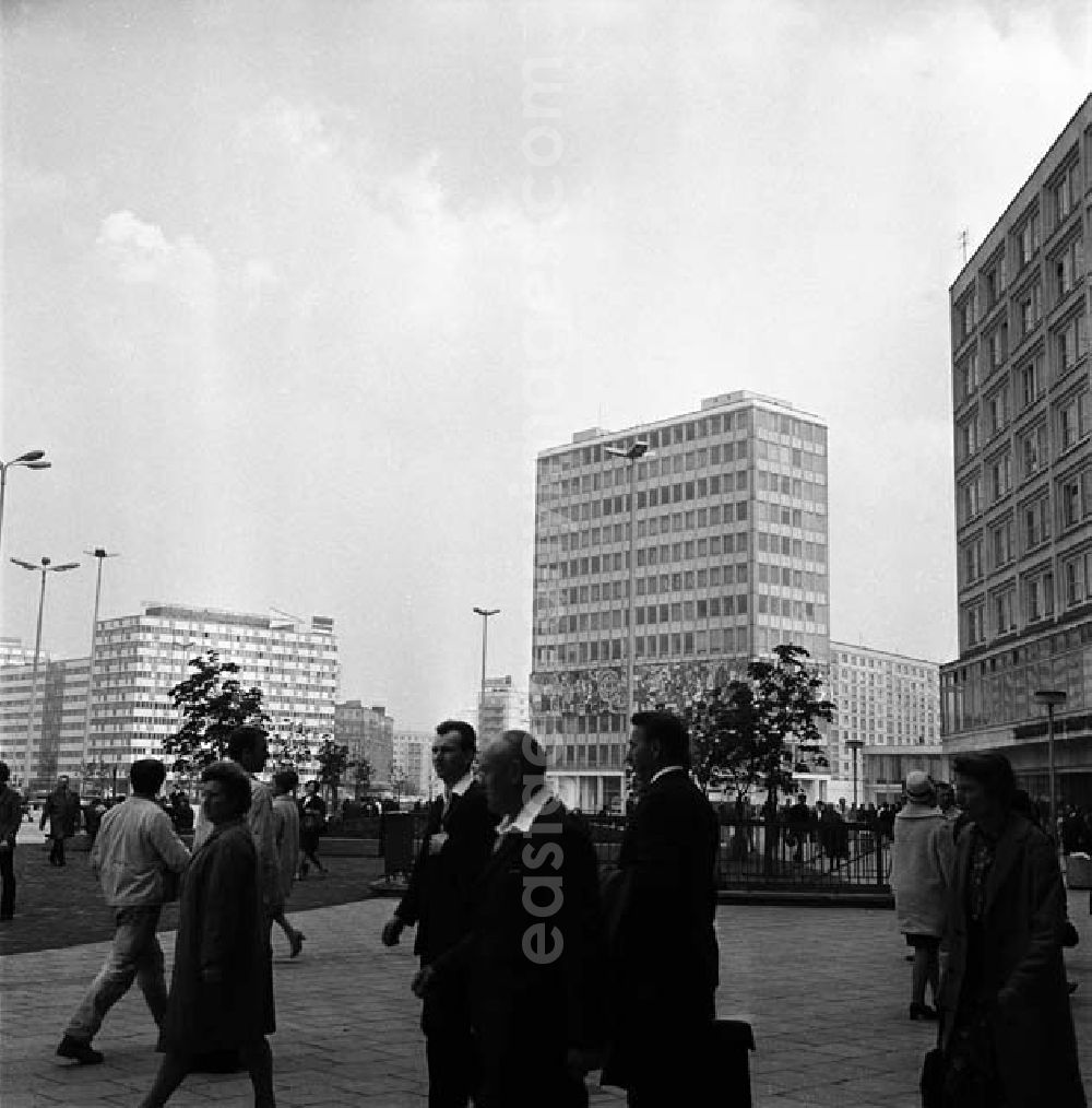 GDR photo archive: Berlin - Blick auf den Alexanderplatz von der Urania-Weltzeituhr im Süden des Platzes.
